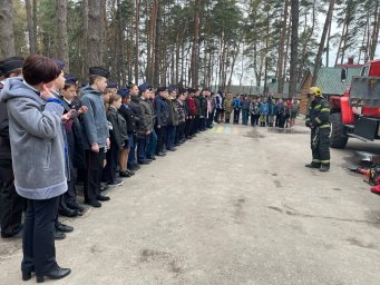 Пожарные и кадеты в одном строю