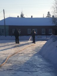 ​Пожарные Дмитриевского района оказали помощь в заливке городского катка