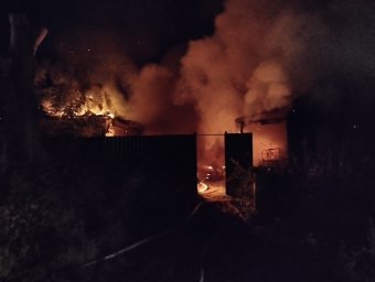 ​В Большесолдатском районе загорелись два жилых строения и автомобиль