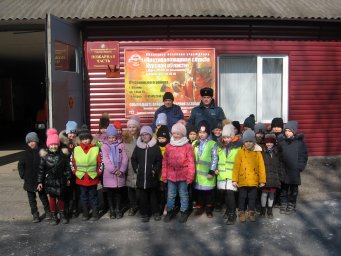 Экскурсия в пожарную часть для малышей.