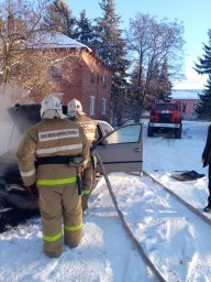 ​Огнеборцы Противопожарной службы на тушении автомобилей