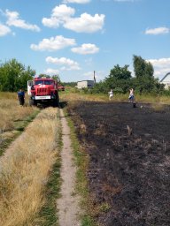 Тушение сухой травы в Октябрьском районе