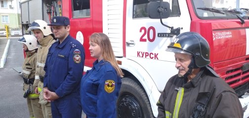 ​К детям на пожарном автомобиле!