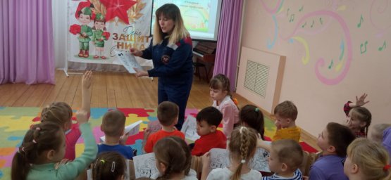 ​Дмитриевские огнеборцы в гостях у детей