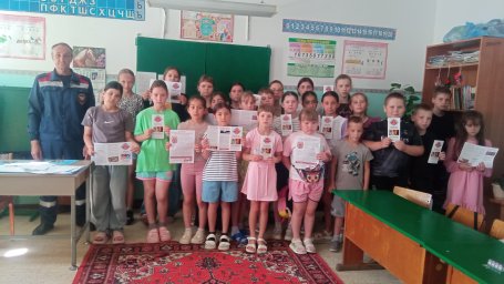 ​Безопасные каникулы: профилактическая беседа в пришкольном лагере Золотухинского района