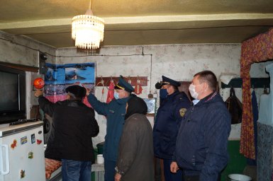 ​В Конышевском районе продолжается работа по оснащению граждан самосрабатывающими огнетушителями