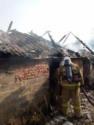 ​Золотухинские огнеборцы дважды тушили сухую траву и сарай