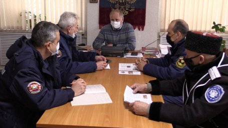 ​Обоянские огнеборцы и казаки инструктируют население мерам безопасности в весенний период