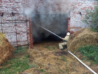 ​Конышевские огнеборцы потушили склад