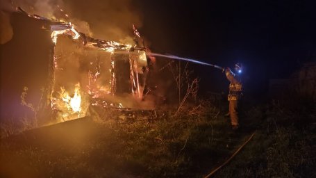 Горение бесхозного строения.