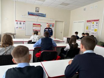 ​Занятие по пожарной безопасности в Полевском лицее