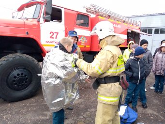 ​Кадеты на экскурсии в пожарной части Золотухинского района