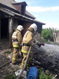Глушковские пожарные  ликвидировали горение мусора у дома