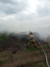 ​Черемисиновские пожарные потушили тюки с сеном