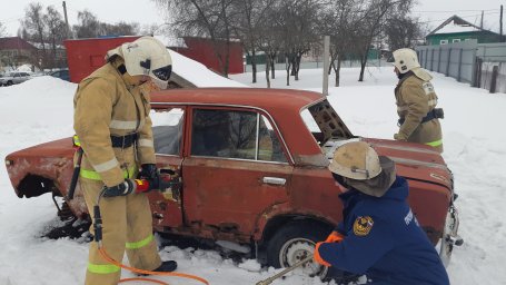 ​Хомутовские пожарные на учениях по ДТП.