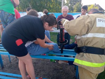 ​Конышевские пожарные вовремя оказали помощь ребёнку