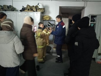​Ученики Ленинской школы Октябрьского района посетили пожарную часть