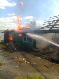 ​В д.Малогнеушево сгорел хозяйственный сарай