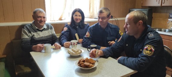 ​Ветеран пожарной охраны посетил пожарную часть Медвенского района