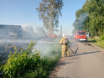 ​Медвенские огнеборцы и их помощники ликвидировали возгорание