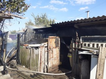 ​Пристенские пожарные на тушении сарая на ул.Семеновская