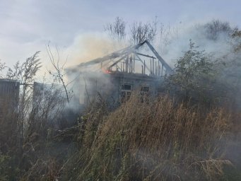 ​Горение нежилого дома в д. 2-е Плесы Медвенского района ликвидировано