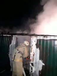 ​Огнеборцы Тимского района на тушении пожара