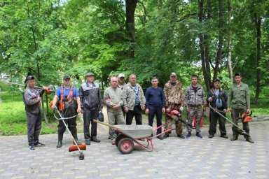 Хомутовские пожарные ко Дню России навели порядок в парке