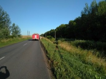 Пожарные Курского района оказали помощь водителю автомобиля, съехавшего в кювет