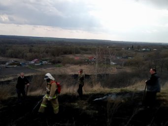 ​Медвенские огнеборцы на борьбе с палами травы