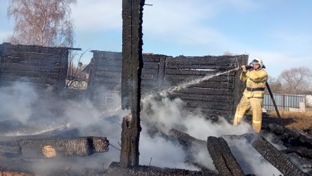 ​Огнеборцы Золотухинского района на тушении хозпостройки