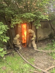 ​Огнеборцы ПЧ Советского района на тушении бесхозного строения