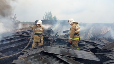 ​Огнеборцы Золотухинского района на тушении строения