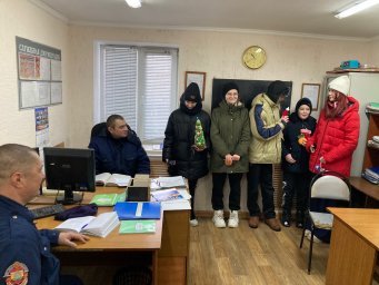 ​Ученики СОШ №46 поздравили пожарных с наступающими праздниками!
