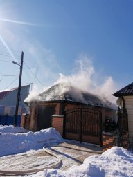 ​Обоянские пожарные потушили гараж