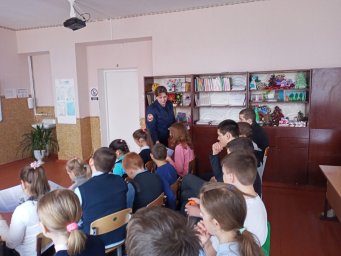 ​Дмитриевские огнеборцы о пожарах детям