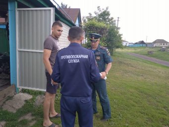 ​ФАТЕЖСКИЕ ОГНЕБОРЦЫ НАПОМНИЛИ ЖИТЕЛЯМ О СОБЛЮДЕНИИ ПРАВИЛ ПОЖАРНОЙ БЕЗОПАСНОСТИ