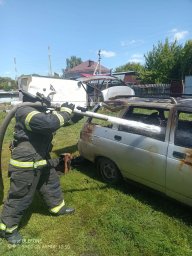 ​Огнеборцы ПЧ Обоянского района на тушении автомобиля