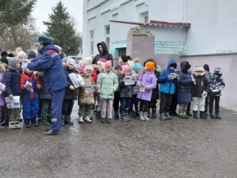 ​Фатежские пожарные провели тренировочную эвакуацию и показ техники