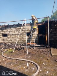 ​Рыльские огнеборцы и добровольцы потушили сарай
