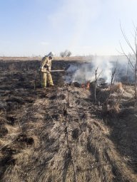​Хомутовские огнеборцы на ликвидации горения сухой травы