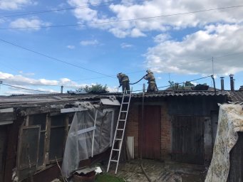 Рыльские огнеборцы на ликвидации пожара