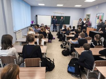 ​Медвенским школьникам провели уроки безопасности перед новогодними праздниками