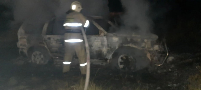 ​Огнеборцы ПЧ Октябрьского района на тушении автомобиля