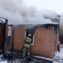 ​Огнеборцы ПЧ Железногорского района на тушении бани