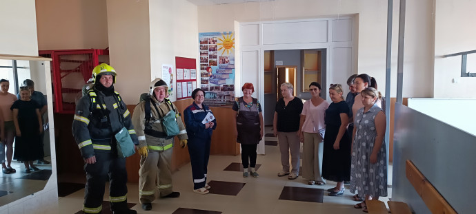 ​Безопасность школы к новому учебному году. Огнеборцы Поныровского района посетили школу