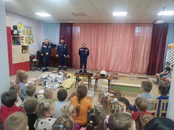 ​Огнеборцы в гостях у дошколят: в детском саду &laquo;Сказка&raquo; прошел урок безопасности