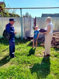 Глушковские огнеборцы проводят совместную профилактику пожаров Глушковские огнеборцы проводят совместную профилактику пожаров
