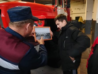 Ученики Нижнемордокской СОШ у глушковсковских огнеборцев Ученики Нижнемордокской СОШ у глушковсковских огнеборцев