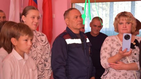 ​Пожарные поздравили учеников Михайловской СОШ с началом учебного года